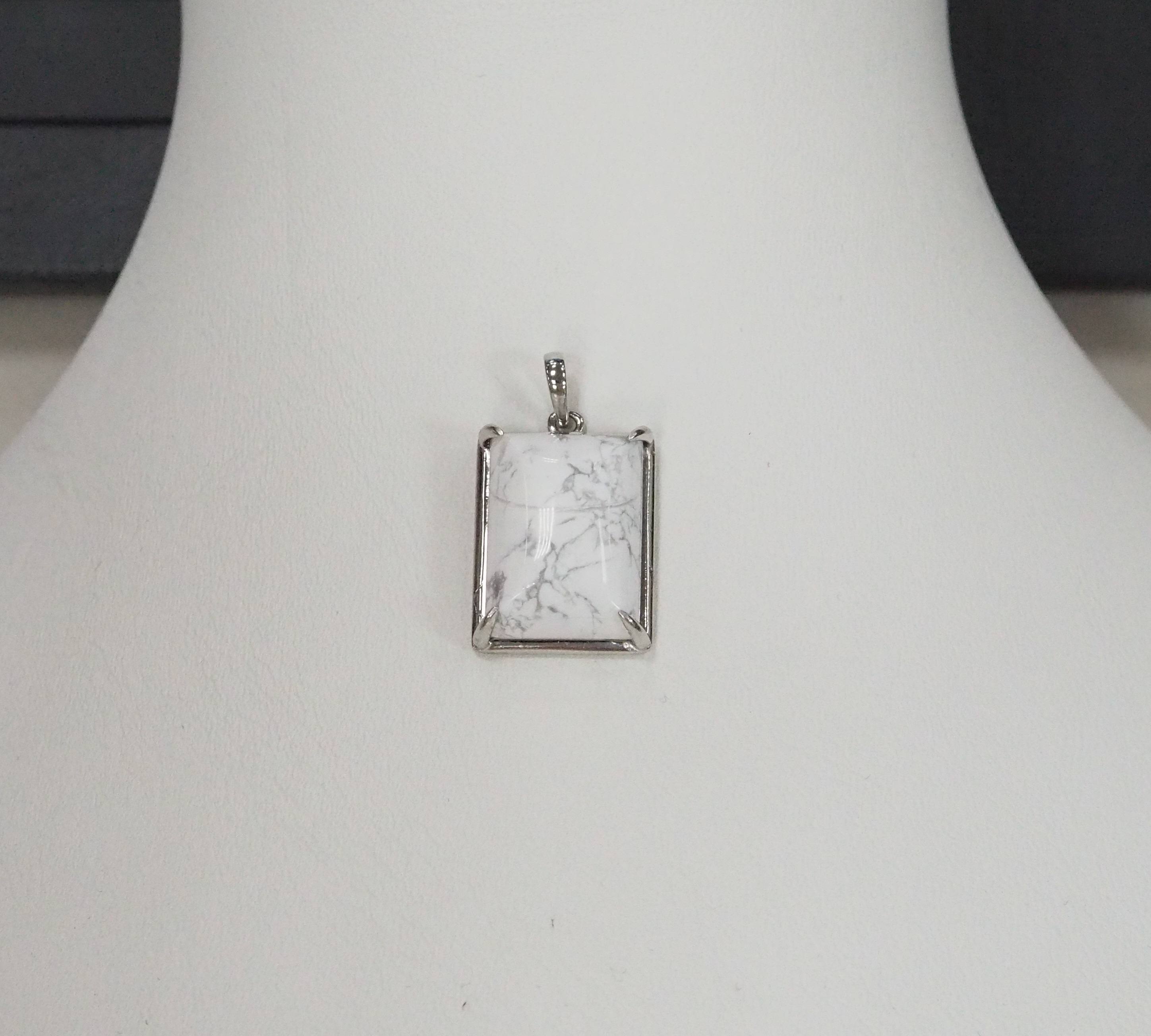 Серебряная подвеска с кахолонгом